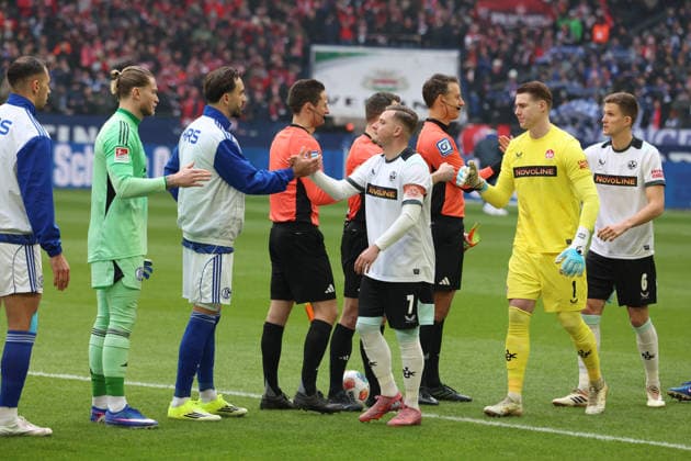 25 01 2026, xrekx, Fußball 2 Bundesliga, FC Schalke 04 1 FC Kaiserslautern v l Loris Karius FC Schalke 04 Kenan Karaman FC Schalke 04 Marlon Ritter 1 FC Kaiserslautern Julian Krahl 1 FC Kaiserslautern DFL DFB REGULATIONS PROHIBIT ANY USE OF PHOTOGRAPHS as IMAGE SEQUENCES and or QUASI VIDEO Gelsenkirchen