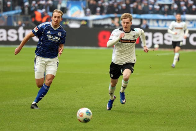25 01 2026, xrekx, Fußball 2 Bundesliga, FC Schalke 04 1 FC Kaiserslautern v l Timo Becker FC Schalke 04 Mika Haas 1 FC Kaiserslautern Zweikampf, Aktion, action, battle for the ball DFL DFB REGULATIONS PROHIBIT ANY USE OF PHOTOGRAPHS as IMAGE SEQUENCES and or QUASI VIDEO Gelsenkirchen