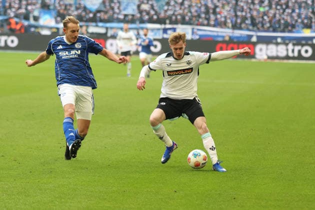 25 01 2026, xrekx, Fußball 2 Bundesliga, FC Schalke 04 1 FC Kaiserslautern v l Timo Becker FC Schalke 04 Mika Haas 1 FC Kaiserslautern Zweikampf, Aktion, action, battle for the ball DFL DFB REGULATIONS PROHIBIT ANY USE OF PHOTOGRAPHS as IMAGE SEQUENCES and or QUASI VIDEO Gelsenkirchen