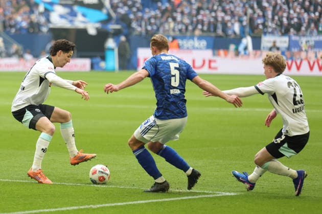 25 01 2026, xrekx, Fußball 2 Bundesliga, FC Schalke 04 1 FC Kaiserslautern v l Leon Robinson 1 FC Kaiserslautern Timo Becker FC Schalke 04 Mika Haas 1 FC Kaiserslautern Zweikampf, Aktion, action, battle for the ball DFL DFB REGULATIONS PROHIBIT ANY USE OF PHOTOGRAPHS as IMAGE SEQUENCES and or QUASI VIDEO Gelsenkirchen