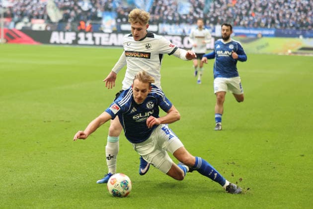25 01 2026, xrekx, Fußball 2 Bundesliga, FC Schalke 04 1 FC Kaiserslautern v l Mika Haas 1 FC Kaiserslautern Timo Becker FC Schalke 04 Zweikampf, Aktion, action, battle for the ball DFL DFB REGULATIONS PROHIBIT ANY USE OF PHOTOGRAPHS as IMAGE SEQUENCES and or QUASI VIDEO Gelsenkirchen