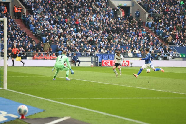 25 01 2026, xrekx, Fußball 2 Bundesliga, FC Schalke 04 1 FC Kaiserslautern v l Loris Karius FC Schalke 04 Naatan Skyttä 1 FC Kaiserslautern Ball verstolpert DFL DFB REGULATIONS PROHIBIT ANY USE OF PHOTOGRAPHS as IMAGE SEQUENCES and or QUASI VIDEO Gelsenkirchen