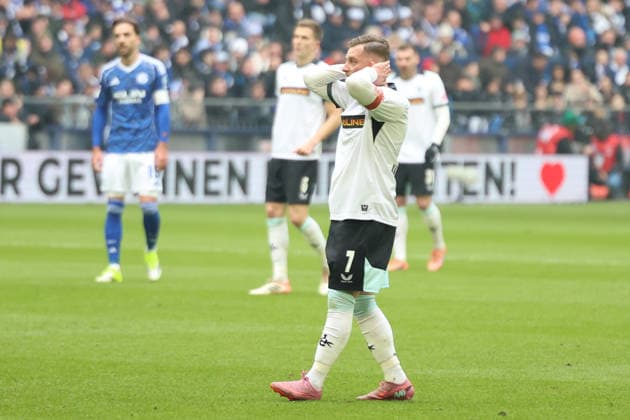 25 01 2026, xrekx, Fußball 2 Bundesliga, FC Schalke 04 1 FC Kaiserslautern v l Marlon Ritter 1 FC Kaiserslautern enttaeuscht, enttäuscht, schaut enttaeuscht, traurig, frustriert, niedergeschlagen, disappointed, sad, frustrated DFL DFB REGULATIONS PROHIBIT ANY USE OF PHOTOGRAPHS as IMAGE SEQUENCES and or QUASI VIDEO Gelsenkirchen