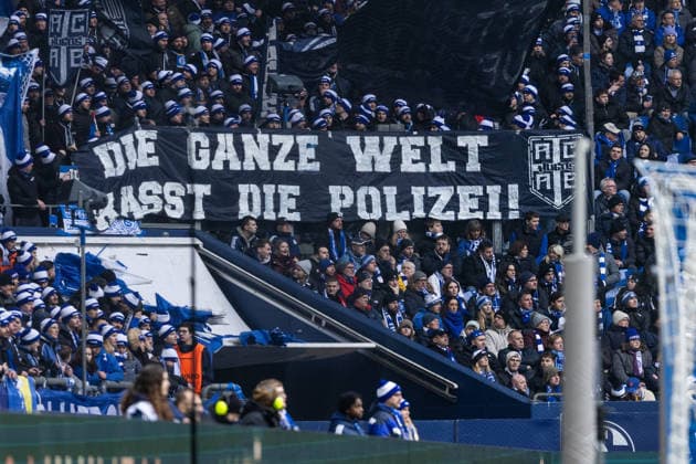 2 Fußball Bundesliga FC Schalke 04 1 FC Kaiserslautern 25 01 2026 Fans of FC Schalke 04 with the banner Die ganze Welt hatst die Polizei 2 Fußball Bundesliga FC Schalke 04 1 FC Kaiserslautern Veltins Arena, Gelsenkirchen 25 01 2026 DFL regulations prohibit any use of photographs as image sequences and or quasi video Copyright: xBEAUTIFULxSPORTS Buriakovx