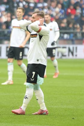 25 01 2026, xrekx, Fußball 2 Bundesliga, FC Schalke 04 1 FC Kaiserslautern v l Marlon Ritter 1 FC Kaiserslautern enttaeuscht, enttäuscht, schaut enttaeuscht, traurig, frustriert, niedergeschlagen, disappointed, sad, frustrated DFL DFB REGULATIONS PROHIBIT ANY USE OF PHOTOGRAPHS as IMAGE SEQUENCES and or QUASI VIDEO Gelsenkirchen