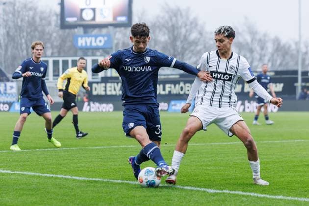 Cajetan Lenz VfL Bochum in duel with Frederik Schmahl SV 07 Elversberg , SV Elversberg vs VFL Bochum, Football, 2 Bundesliga, Matchday 19, Season 2025 2026, 25 01 2026 DFB regulations prohibit any use of photographs as image sequences and or quasi video SV Elversberg vs VFL Bochum, Football, 2 Bundesliga, Matchday 19, Season 2025 2026, 25 01 2026 Copyright: xEibner-Pressefoto AlexanderxNeisx EP_ANS