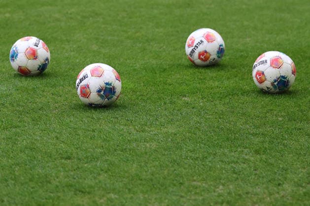 Match balls Derbystar at the match of the 2 Bundesliga season 2025 26 FC Schalke 04 1 FC Kaiserslautern Copyright Thomas Pakusch