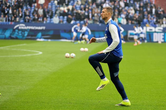 Edin Dzeko FC Schalke 04 at the match of the 2 Bundesliga season 2025 26 FC Schalke 04 1 FC Kaiserslautern Copyright Thomas Pakusch