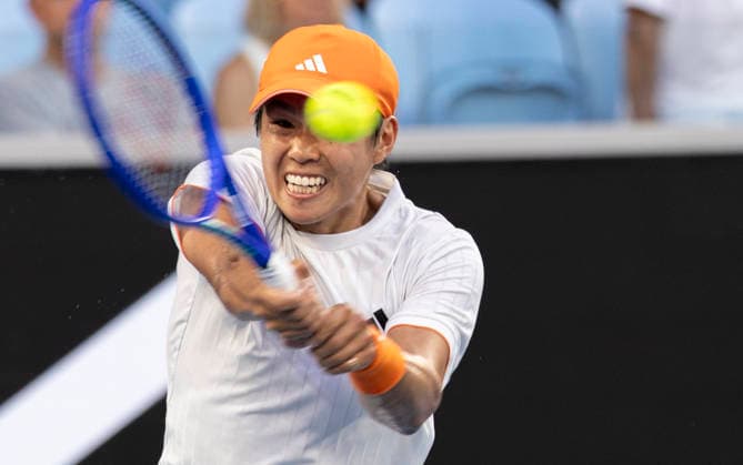 (260125) -- MELBOURNE, Jan. 25, 2026 -- Learner Tien hits a return during the men s singles 4th round match between Daniil Medvedev of Russia and Learner Tien of the United States at the Australian Open tennis tournament in Melbourne, Australia, Jan. 25, 2026. (Photo by Xinhua) (SP)AUSTRALIA-MELBOURNE-TENNIS-AUSTRALIAN OPEN-MEN S SINGLES HuxJingchen 
