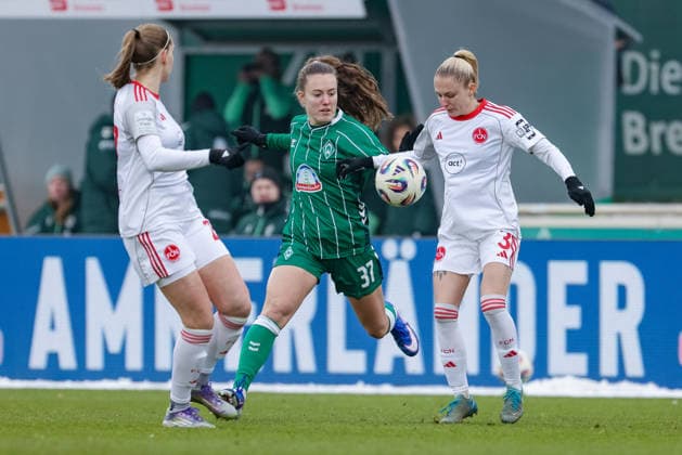 from left Mara Alber SV Werder Bremen, 37 and Fany Proniez 1 FC Nürnberg, 3 in a duel, dynamic, action, action, game scene, THE DFB REGULATIONS PROHIBIT ANY USE OF PHOTOGRAPHS AS IMAGE SEQUENCES AND OR QUASI VIDEO , 25 01 2026, , Football, Google Pixel Womens Bundesliga, SV Werder Bremen 1 FC Nürnberg xobx