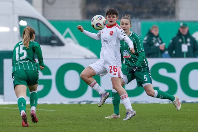 from left Aneta Polaskova 1 FC Nürnberg, 26 and Michelle Ulbrich SV Werder Bremen, 5 in duel, duel, dynamic, action, action, game scene, THE DFB REGULATIONS PROHIBIT ANY USE OF PHOTOGRAPHS AS IMAGE SEQUENCES AND OR QUASI VIDEO , 25 01 2026, , Football, Google Pixel Womens Bundesliga, SV Werder Bremen 1 FC Nürnberg xobx