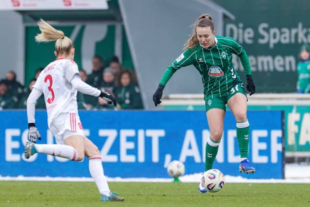 Mara Alber SV Werder Bremen, 37 on the ball, single image, full body, action, action, match scene, THE DFB REGULATIONS PROHIBIT ANY USE OF PHOTOGRAPHS AS IMAGE SEQUENCES AND OR QUASI VIDEO , 25 01 2026, , Football, Google Pixel Womens Bundesliga, SV Werder Bremen 1 FC Nürnberg xobx