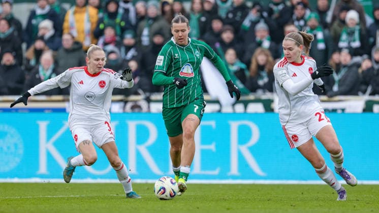 from left Fany Proniez 1 FC Nürnberg, 3 , Larissa Mühlhaus SV Werder Bremen, 7 and Beatrix Fördös 1 FC Nürnberg, 27 in duel, duel, dynamics, action, action scene, THE DFB REGULATIONS PROHIBIT ANY USE OF PHOTOGRAPHS AS IMAGE SEQUENCES AND OR QUASI VIDEO , 25 01 2026, , Football, Google Pixel Womens Bundesliga, SV Werder Bremen 1 FC Nürnberg xobx