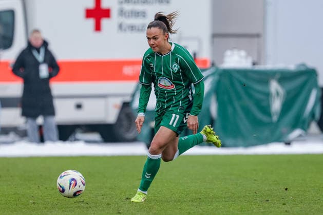 Maja Sternad SV Werder Bremen, 11 on the ball, cropped image, single image, full body, action, action, match scene, THE DFB REGULATIONS PROHIBIT ANY USE OF PHOTOGRAPHS AS IMAGE SEQUENCES AND OR QUASI VIDEO , 25 01 2026, , Football, Google Pixel Womens Bundesliga, SV Werder Bremen 1 FC Nürnberg xobx