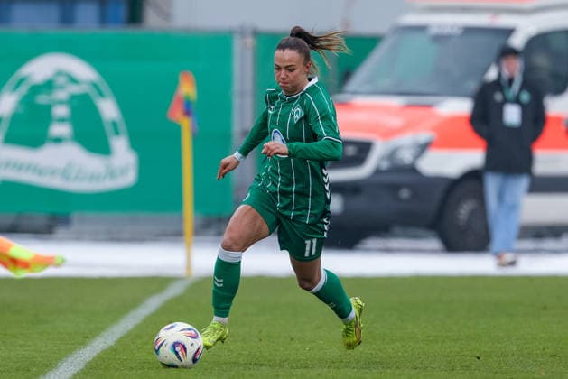 Maja Sternad SV Werder Bremen, 11 on the ball, cropped image, single image, full body, action, action, match scene, THE DFB REGULATIONS PROHIBIT ANY USE OF PHOTOGRAPHS AS IMAGE SEQUENCES AND OR QUASI VIDEO , 25 01 2026, , Football, Google Pixel Womens Bundesliga, SV Werder Bremen 1 FC Nürnberg xobx