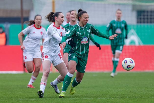 from left Lara Meroni 1 FC Nürnberg, 11 and Maja Sternad SV Werder Bremen, 11 in a duel, dynamic, action, action, game scene, THE DFB REGULATIONS PROHIBIT ANY USE OF PHOTOGRAPHS AS IMAGE SEQUENCES AND OR QUASI VIDEO , 25 01 2026, , Football, Google Pixel Womens Bundesliga, SV Werder Bremen 1 FC Nürnberg xobx