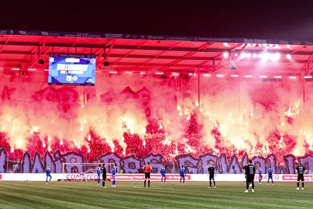 Choreo mit Pyro im Fanblock vom 1. FC Magdeburg zu Spielbeginn. Referee Dr. Max Burda muss wegen der Pyro später anpfeifen. - 2. Fußball Bundesliga Saison 2025-2026 Punktspiel 1. FC Magdeburg vs. SG Dynamo Dresden in Fußball,Mann,Männer,Deutschland,24.01.2026 *** Choreo with pyro in the fan block of 1 FC Magdeburg at the start of the match Referee Dr. Max Burda has to blow the whistle later because of the pyro 2 Soccer Bundesliga Season 2025 2026 Point match 1 FC Magdeburg vs SG Dynamo Dresden in Soccer,Man,Men,Germany,24 01 2026