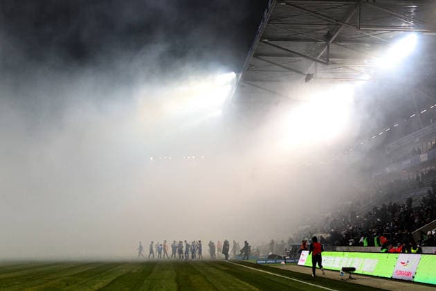 Referee Dr. Max Burda unterbricht das Spiel in der zweiten Halbzeit wegen des Rauches von der Pyro aus dem Fanblock von Dynamo Dresden - 2. Fußball Bundesliga Saison 2025-2026 Punktspiel 1. FC Magdeburg vs. SG Dynamo Dresden in der Avnet Arena in Magdeburg - Aktion,Fußball,Mann,Männer,Deutschland,24.01.2026 *** Referee Dr. Max Burda interrupts the game in the second half because of the smoke from the pyro from the Dynamo Dresden fan block 2 Soccer Bundesliga season 2025 2026 Point game 1 FC Magdeburg vs SG Dynamo Dresden in the Avnet Arena in Magdeburg Action,Soccer,Man,Men,Germany,24 01 2026