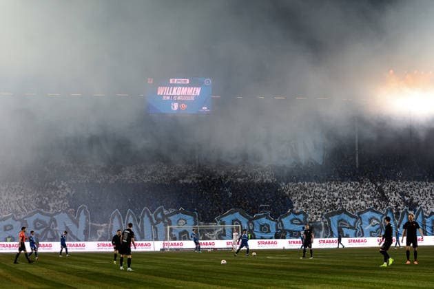 Choreo mit Pyro im Fanblock vom 1. FC Magdeburg zu Spielbeginn. Referee Dr. Max Burda muss wegen der Pyro später anpfeifen. - 2. Fußball Bundesliga Saison 2025-2026 Punktspiel 1. FC Magdeburg vs. SG Dynamo Dresden in Fußball,Mann,Männer,Deutschland,24.01.2026 *** Choreo with pyro in the fan block of 1 FC Magdeburg at the start of the match Referee Dr. Max Burda has to blow the whistle later because of the pyro 2 Soccer Bundesliga Season 2025 2026 Point match 1 FC Magdeburg vs SG Dynamo Dresden in Soccer,Man,Men,Germany,24 01 2026