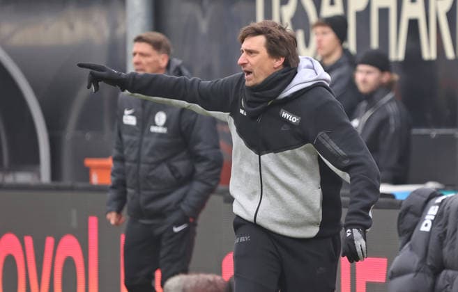 25 01 2026, Football, Men, 2 Bundesliga, Season 2025 2026, SV 07 Elversberg VfL Bochum 1848, Coach Vincent Wagner SV 07 Elversberg gestures, gives instructions Elversberg Ursapharm Arena an der Kaiserlinde Saarland Germany DEU Copyright: xSebastianxBachx