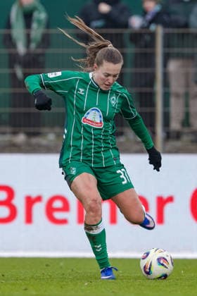 Mara Alber SV Werder Bremen, 37 on the ball, cropped image, single image, full body, action, action, game scene, THE DFB REGULATIONS PROHIBIT ANY USE OF PHOTOGRAPHS AS IMAGE SEQUENCES AND OR QUASI VIDEO , 25 01 2026, , Football, Google Pixel Womens Bundesliga, SV Werder Bremen 1 FC Nürnberg xobx