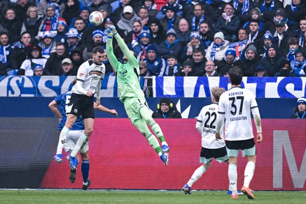 25 01 2026, Football, 2 Bundesliga, Season 2025 2026, Matchday 19, FC Schalke 04 1 FC Kaiserslautern, Goalkeeper Loris Karius FC Schalke 04 parries the ball, xRHR PHOTO YYx Copyright: KROEGER RHR-FOTOx RHR-FOTO YY