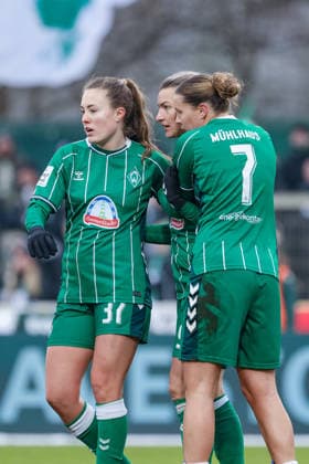 from left Mara Alber SV Werder Bremen, 37 , goal scorer Medina Desic SV Werder Bremen, 9 and Larissa Mühlhaus SV Werder Bremen, 7 with goal celebration, jubilation, cheering, optimistic, game scene, highlight, joy about the goal to 1 1, THE DFB REGULATIONS PROHIBIT ANY USE OF PHOTOGRAPHS AS IMAGE SEQUENCES AND OR QUASI VIDEO , 25 01 2026, , Football, Google Pixel Womens Bundesliga, SV Werder Bremen 1 FC Nürnberg xobx