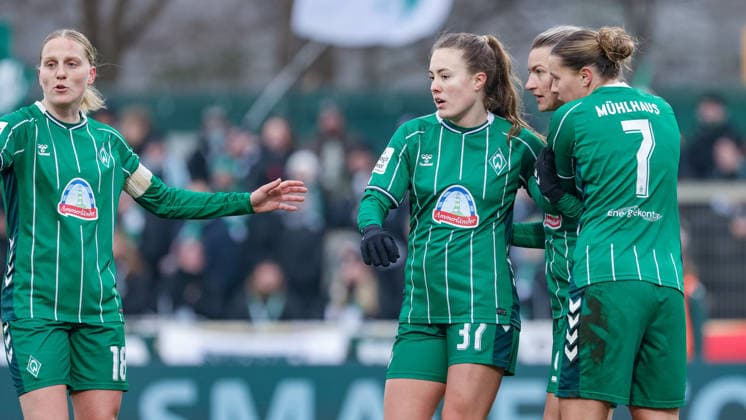 from left Lina Hausicke SV Werder Bremen, 18 , Mara Alber SV Werder Bremen, 37 , goal scorer Medina Desic SV Werder Bremen, 9 and Larissa Mühlhaus SV Werder Bremen, 7 with goal celebration, cheering, jubilant, optimistic, game scene, highlight, joy about the goal to 1 1, THE DFB REGULATIONS PROHIBIT ANY USE OF PHOTOGRAPHS AS IMAGE SEQUENCES AND OR QUASI VIDEO , 25 01 2026, , Football, Google Pixel Womens Bundesliga, SV Werder Bremen 1 FC Nürnberg xobx