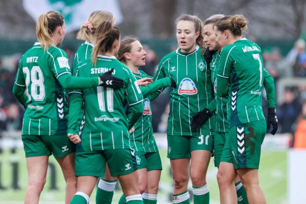 SV Werder Bremen players with goal celebration, cheering, jubilant, optimistic, match scene, highlight, joy about the goal to 1 1, THE DFB REGULATIONS PROHIBIT ANY USE OF PHOTOGRAPHS AS IMAGE SEQUENCES AND OR QUASI VIDEO , 25 01 2026, , Football, Google Pixel Womens Bundesliga, SV Werder Bremen 1 FC Nürnberg xobx