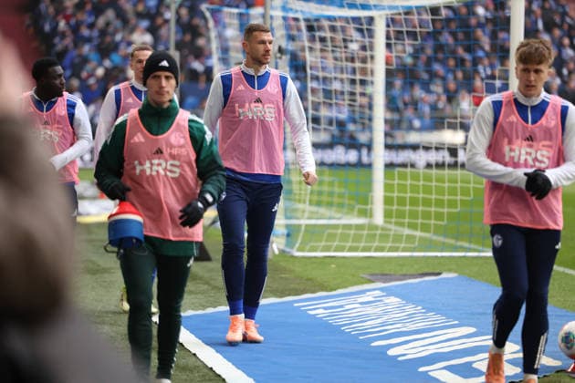 25 01 2026, xrekx, Fußball 2 Bundesliga, FC Schalke 04 1 FC Kaiserslautern v l Edin Dzeko FC Schalke 04 Warmup warm up Aufwaermen aufwaermen DFL DFB REGULATIONS PROHIBIT ANY USE OF PHOTOGRAPHS as IMAGE SEQUENCES and or QUASI VIDEO Gelsenkirchen