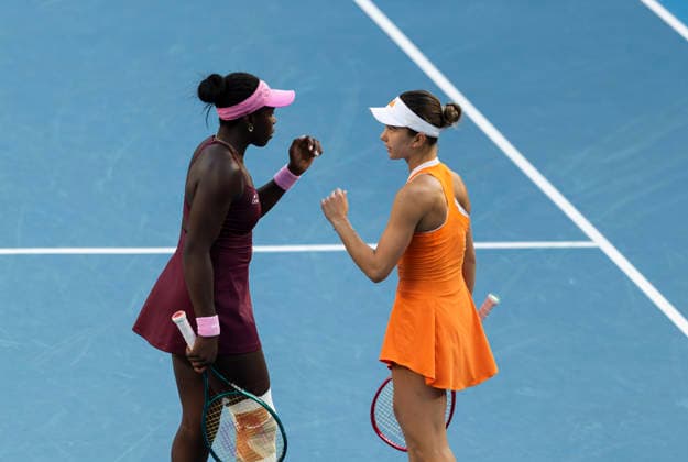 (260125) -- MELBOURNE, Jan. 25, 2026 -- Iva Jovic (R) Victoria Mboko discuss during the women s doubles 2nd round match between Elise Mertens (Belgium) Zhang Shuai (China) and Iva Jovic (the United States) Victoria Mboko (Canada) at the Australian Open tennis tournament in Melbourne, Australia, Jan. 25, 2026. (Photo by Xinhua) (SP)AUSTRALIA-MELBOURNE-TENNIS-AUSTRALIAN OPEN-WOMEN S DOUBLES HuxJingchen 