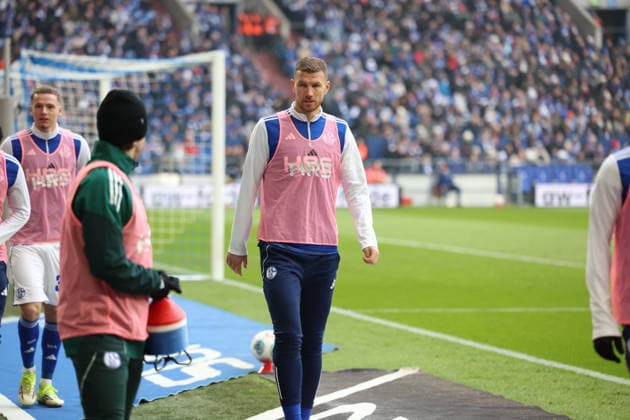 25 01 2026, xrekx, Fußball 2 Bundesliga, FC Schalke 04 1 FC Kaiserslautern v l Edin Dzeko FC Schalke 04 Warmup warm up Aufwaermen aufwaermen DFL DFB REGULATIONS PROHIBIT ANY USE OF PHOTOGRAPHS as IMAGE SEQUENCES and or QUASI VIDEO Gelsenkirchen