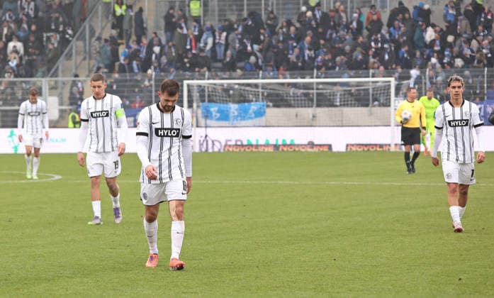 25 01 2026, Football, Men, 2 Bundesliga, Season 2025 2026, SV 07 Elversberg VfL Bochum 1848, The players of SV Elversberg leave the pitch disappointed Elversberg Ursapharm Arena an der Kaiserlinde Saarland Germany DEU Copyright: xSebastianxBachx