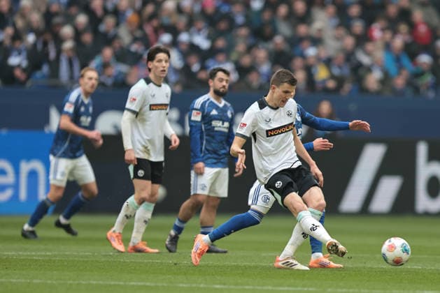 Fabian Kunze 1 FC Kaiserslautern at the match of the 2 Bundesliga season 2025 26 FC Schalke 04 1 FC Kaiserslautern Copyright Thomas Pakusch