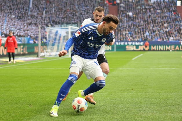 Kenan Karaman FC Schalke 04 and Luca Sirch 1 FC Kaiserslautern at the match of the 2 Bundesliga season 2025 26 FC Schalke 04 1 FC Kaiserslautern Copyright Thomas Pakusch