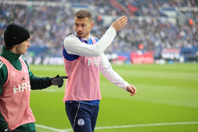 25 01 2026, xrekx, Fußball 2 Bundesliga, FC Schalke 04 1 FC Kaiserslautern v l Edin Dzeko FC Schalke 04 Warmup warm up Aufwaermen aufwaermen DFL DFB REGULATIONS PROHIBIT ANY USE OF PHOTOGRAPHS as IMAGE SEQUENCES and or QUASI VIDEO Gelsenkirchen