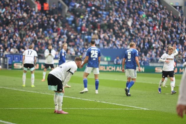 25 01 2026, xrekx, Fußball 2 Bundesliga, FC Schalke 04 1 FC Kaiserslautern v l Marlon Ritter 1 FC Kaiserslautern enttaeuscht, enttäuscht, schaut enttaeuscht, traurig, frustriert, niedergeschlagen, disappointed, sad, frustrated DFL DFB REGULATIONS PROHIBIT ANY USE OF PHOTOGRAPHS as IMAGE SEQUENCES and or QUASI VIDEO Gelsenkirchen