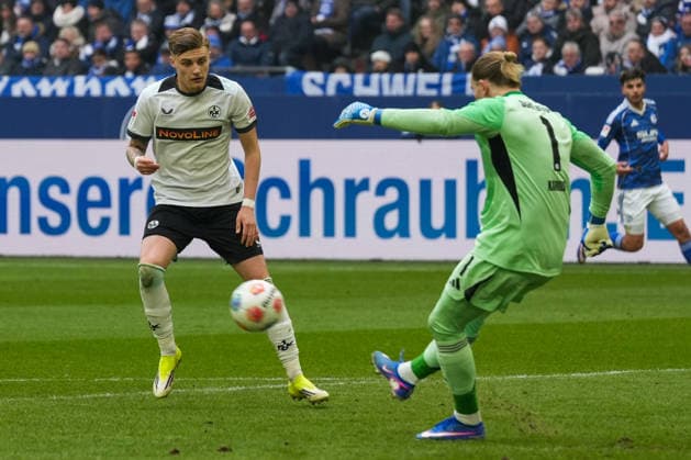 Germany Soccer 2 Bundesliga, Season 2025 26, 19 Matchday FC Schalke 04 vs 1 FC Kaiserslautern, 25 01 2026, Veltins Arena Gelsenkirchen, North Rhine-Westphalia Loris Karius FC Schalke 04, 1 Norman Bassette 1 FC Kaiserslautern, 17 Copyright: xLeonxFrickx