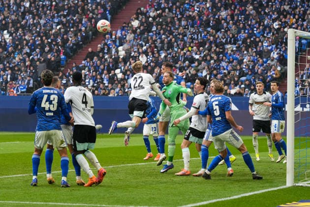Germany Soccer 2 Bundesliga, Season 2025 26, 19 Matchday FC Schalke 04 vs 1 FC Kaiserslautern, 25 01 2026, Veltins Arena Gelsenkirchen, North Rhine-Westphalia Loris Karius FC Schalke 04, 1 Mika Haas 1 FC Kaiserslautern, 22 Maxwell Gyamfi 1 FC Kaiserslautern, 4 Mertcan Ayhan FC Schalke 04, 43 Copyright: xLeonxFrickx