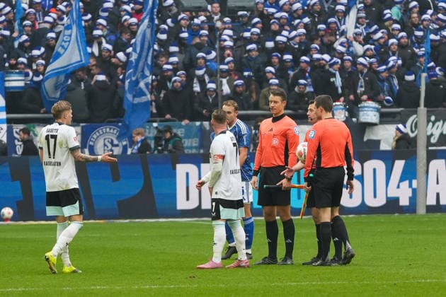 Germany Soccer 2 Bundesliga, Season 2025 26, Matchday 19 FC Schalke 04 vs 1 FC Kaiserslautern, 25 01 2026, Veltins Arena Gelsenkirchen, North Rhine-Westphalia Marlon Ritter 1 FC Kaiserslautern, 7 Norman Bassette 1 FC Kaiserslautern, 17 with need to speak at half-time Felix Zwayer Referee Daniel Bartnitzki Assistant referee Tim Kohnert Assistant referee Copyright: xLeonxFrickx