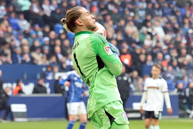 25 01 2026, xrekx, Soccer 2 Bundesliga, FC Schalke 04 1 FC Kaiserslautern v l Problems with the ball Loris Karius FC Schalke 04 DFL DFB REGULATIONS PROHIBIT ANY USE OF PHOTOGRAPHS as IMAGE SEQUENCES and or QUASI VIDEO Gelsenkirchen