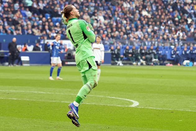 25 01 2026, xrekx, Soccer 2 Bundesliga, FC Schalke 04 1 FC Kaiserslautern v l Problems with the ball Loris Karius FC Schalke 04 DFL DFB REGULATIONS PROHIBIT ANY USE OF PHOTOGRAPHS as IMAGE SEQUENCES and or QUASI VIDEO Gelsenkirchen
