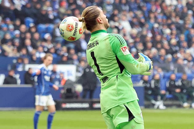 25 01 2026, xrekx, Soccer 2 Bundesliga, FC Schalke 04 1 FC Kaiserslautern v l Problems with the ball Loris Karius FC Schalke 04 DFL DFB REGULATIONS PROHIBIT ANY USE OF PHOTOGRAPHS as IMAGE SEQUENCES and or QUASI VIDEO Gelsenkirchen