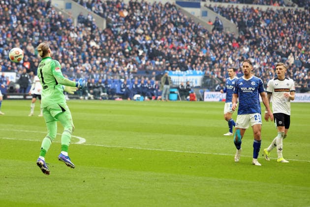 25 01 2026, xrekx, Soccer 2 Bundesliga, FC Schalke 04 1 FC Kaiserslautern v l Problems with the ball Loris Karius FC Schalke 04 DFL DFB REGULATIONS PROHIBIT ANY USE OF PHOTOGRAPHS as IMAGE SEQUENCES and or QUASI VIDEO Gelsenkirchen
