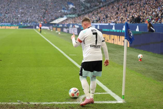25 01 2026, xrekx, Fußball 2 Bundesliga, FC Schalke 04 1 FC Kaiserslautern v l Marlon Ritter 1 FC Kaiserslautern Eckball DFL DFB REGULATIONS PROHIBIT ANY USE OF PHOTOGRAPHS as IMAGE SEQUENCES and or QUASI VIDEO Gelsenkirchen