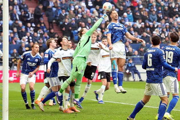 25 01 2026, xrekx, Fußball 2 Bundesliga, FC Schalke 04 1 FC Kaiserslautern v l Luftloch Loris Karius FC Schalke 04 Nikola Katic FC Schalke 04 DFL DFB REGULATIONS PROHIBIT ANY USE OF PHOTOGRAPHS as IMAGE SEQUENCES and or QUASI VIDEO Gelsenkirchen