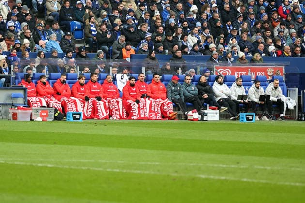 25 01 2026, xrekx, Fußball 2 Bundesliga, FC Schalke 04 1 FC Kaiserslautern v l Spielerbank Kaiserslautern DFL DFB REGULATIONS PROHIBIT ANY USE OF PHOTOGRAPHS as IMAGE SEQUENCES and or QUASI VIDEO Gelsenkirchen