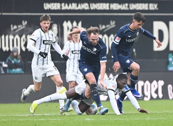 Soccer 2 Bundesliga Season 2025 26 25 01 2025 Ursapharm Arena SV Elversberg elv VfL Bochum bo Bambase CONTE SV Elversberg , bottom, Maximilian WITTEK VfL Bochum , left, Cajetan LENZ VfL Bochum , right Soccer 2 Bundesliga SV Elversberg