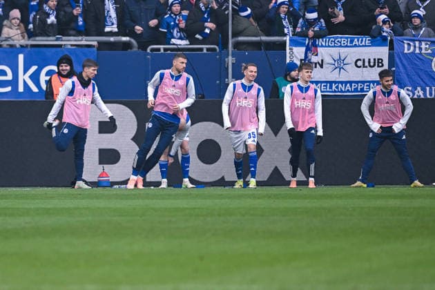 25 01 2026, Football, 2 Bundesliga, Season 2025 2026, Matchday 19, FC Schalke 04 1 FC Kaiserslautern, Edin Džeko Dzeko FC Schalke 04 warms up xRHR PHOTO YYx Copyright: KROEGER RHR-FOTOx RHR-FOTO YY