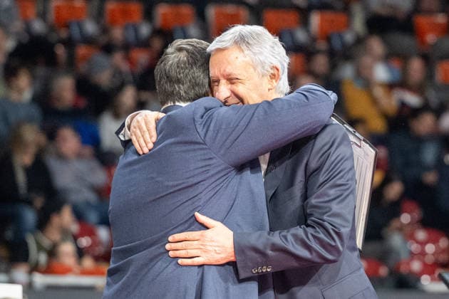 Head coach Svetislav Persic FC Bayern Basketball welcomes head coach Sasa Filipovski Fitness First Wuerzburg Baskets , warmly, FC Bayern Basketball vs Fitness First Wuerzburg Baskets, BBL, main round, 25 01 2026 Munich Bavaria Germany Copyright: xkolbert-press UlrichxGamelx